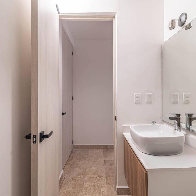 King Studio with Private Balcony, Rooftop Pool, Gym - Apartamento - 7