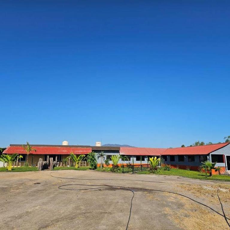 Hermosa casa vacacional - Three-Bedroom House - 1