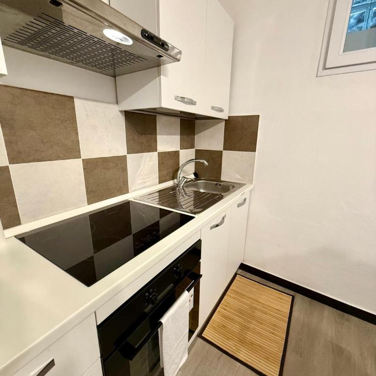 The First Porta Soprana Prione - Appartamento con 2 Camere da Letto - 4
