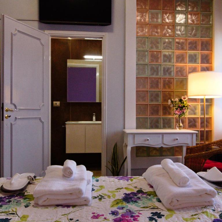 Camera Viola in zona tranquilla - Madame Fannj - Camera Matrimoniale con Bagno Privato - 10
