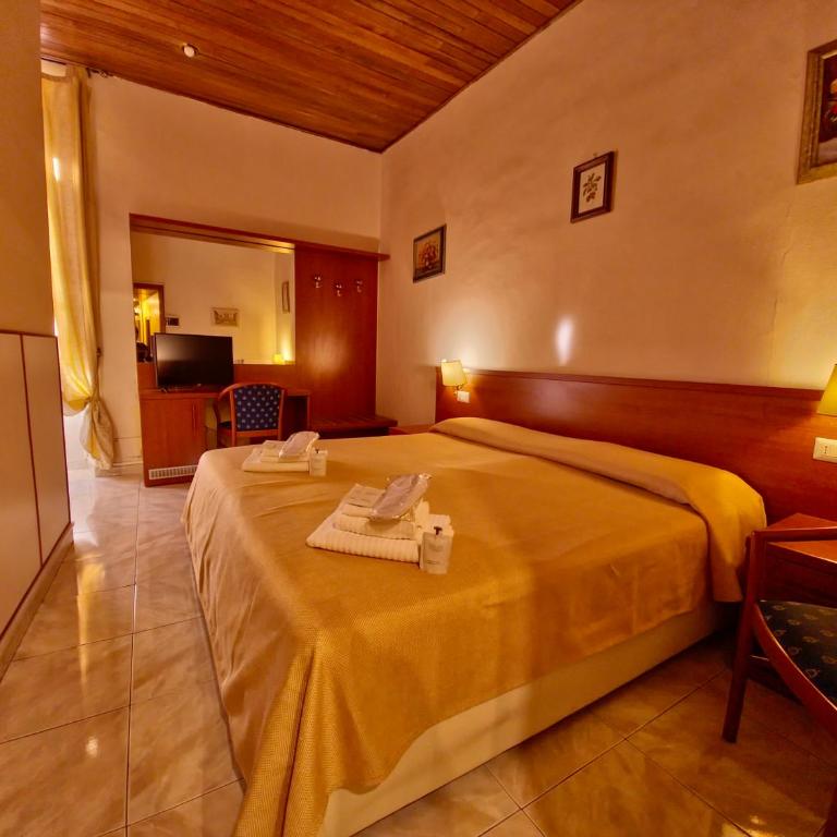 Hotel Azzurra - Camera Matrimoniale con Bagno Privato - 7
