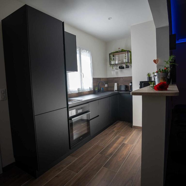 LA NUIT DES SECRETS Love Room 4 étoiles avec Jacuzzi et Sauna - Maison 1 Chambre - 15