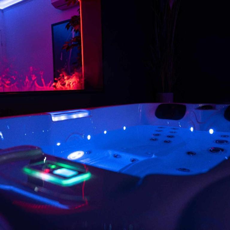 LA NUIT DES SECRETS Love Room 4 étoiles avec Jacuzzi et Sauna - Maison 1 Chambre - 5