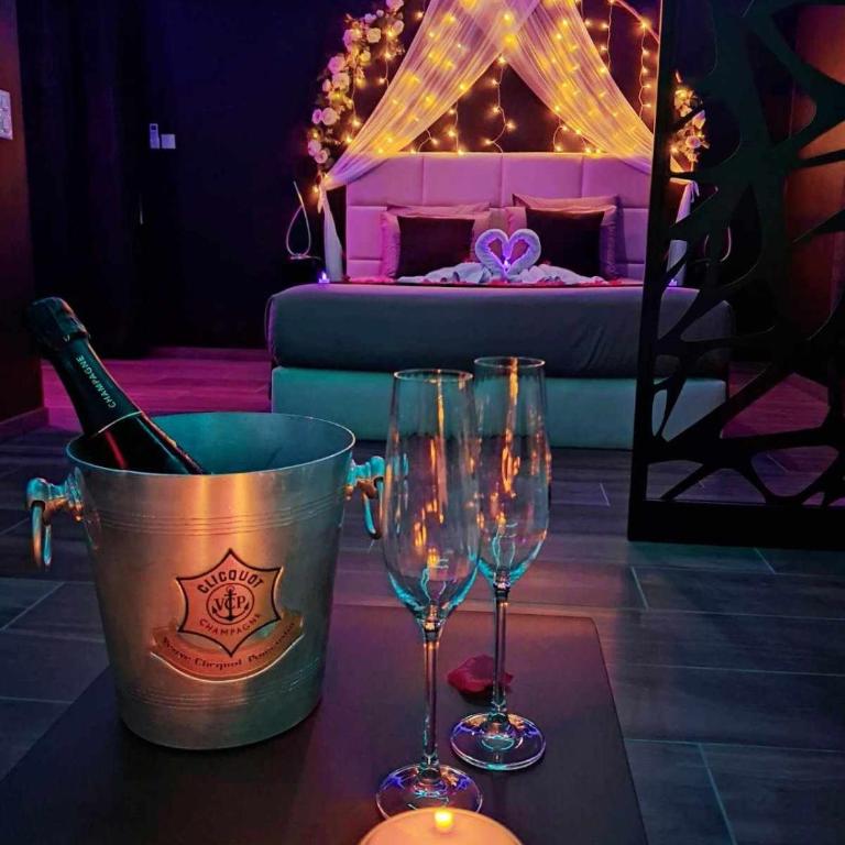 LA NUIT DES SECRETS Love Room 4 étoiles avec Jacuzzi et Sauna - Maison 1 Chambre - 12