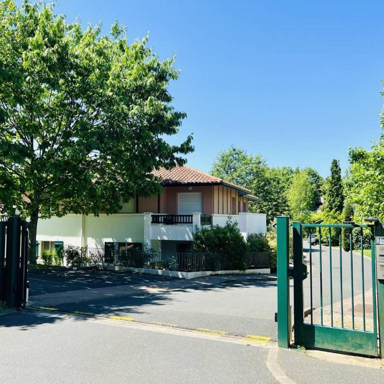 Appartement T2 moderne avec terrasse, parking et accès internet - Cambo-les-Bains - Appartement 1 Chambre - 1