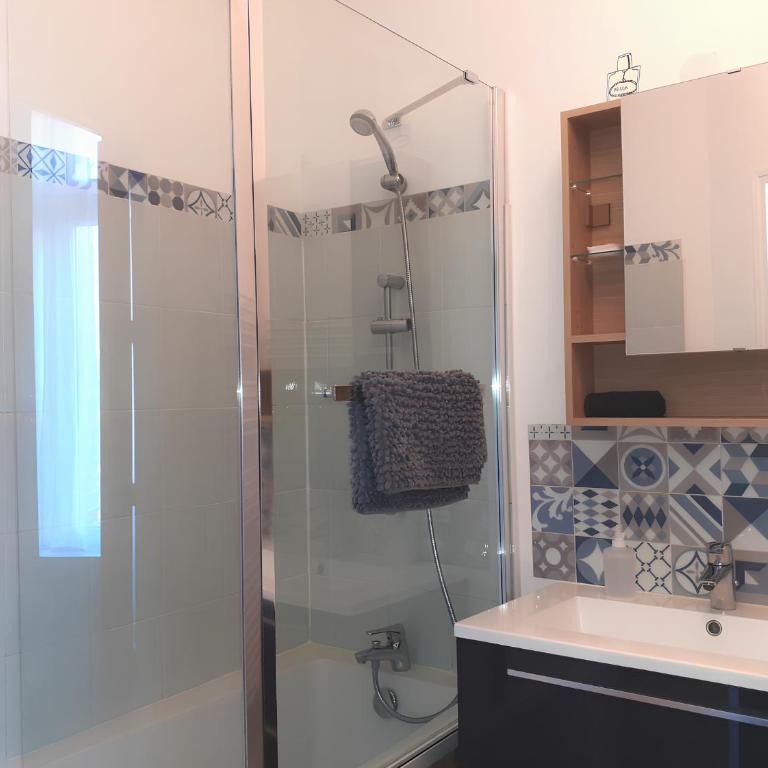 L'artistique, Maison pour 5 personnes, 2 chambres, stationnement gratuit, spacieux, atypique - Casa Unifamiliar de 2 dormitorios - 7