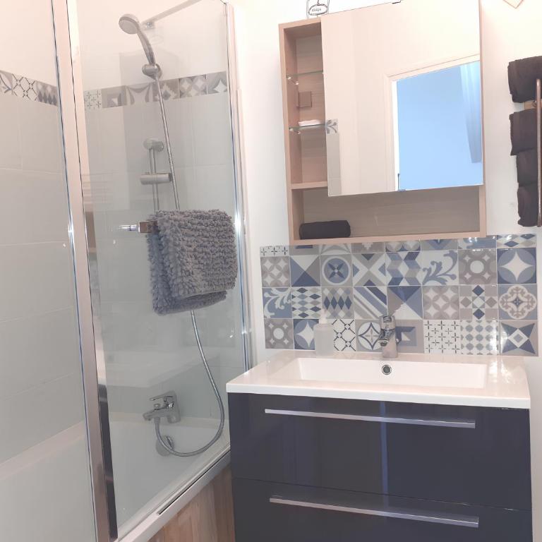 L'artistique, Maison pour 5 personnes, 2 chambres, stationnement gratuit, spacieux, atypique - Casa Unifamiliar de 2 dormitorios - 6