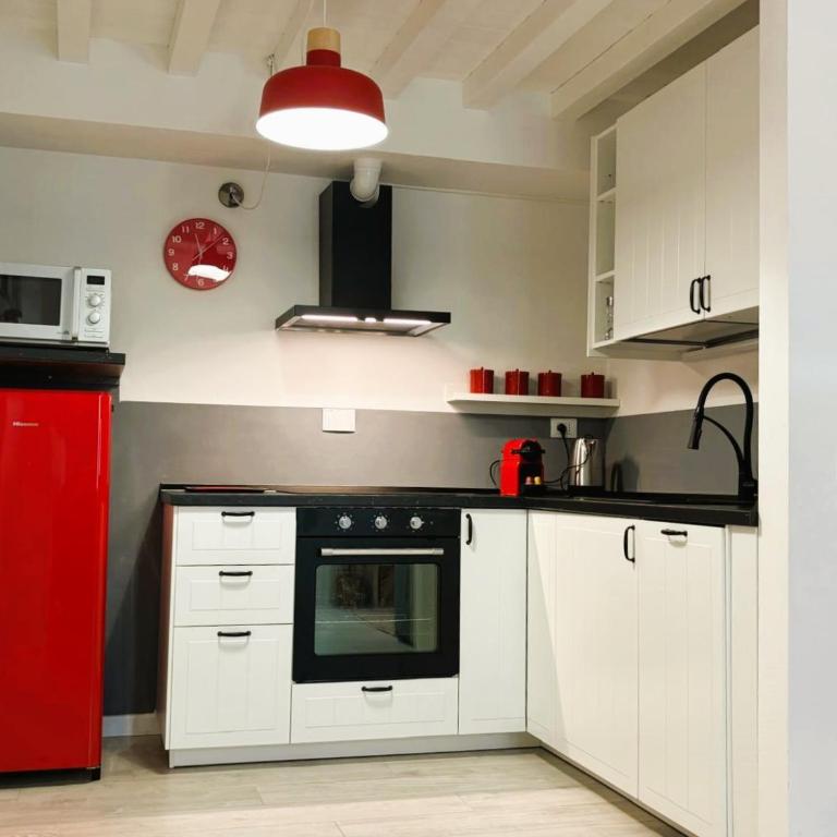 Red Lily Apartment - One-Bedroom Apartment - 13