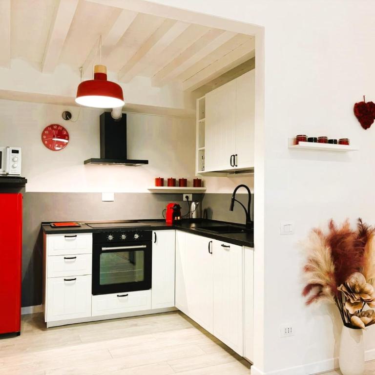 Red Lily Apartment - One-Bedroom Apartment - 15