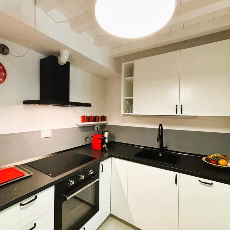 Red Lily Apartment - One-Bedroom Apartment - 14
