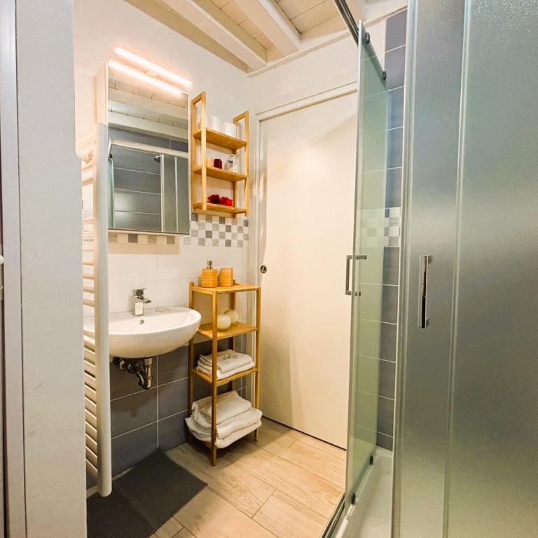Red Lily Apartment - One-Bedroom Apartment - 20