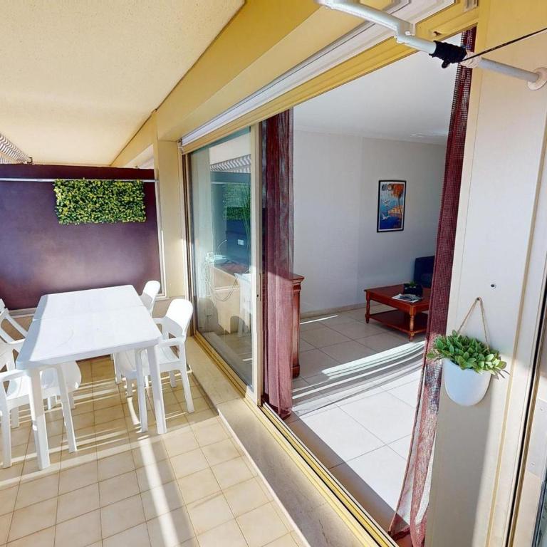 2P calme avec terrasse, piscine, parking et wifi - FR-1-196-368 - Apartment - 1