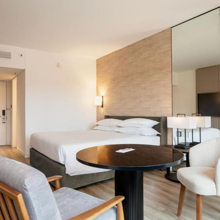 Sheraton Buenos Aires Hotel & Convention Center - Superior, Guest room, 1 King, Pool access - 3