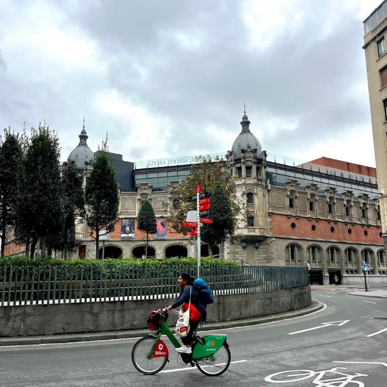 Piso en el centro de Bilbao, frente a la Alhóndiga - Apartamento de 2 dormitorios - 25