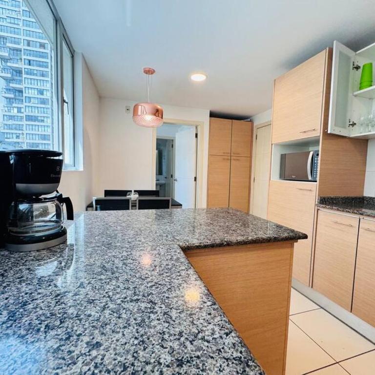 Departamento amplio para familias, de lujo 3 habitaciones, 4 baños, 6 camas, 10 personas, wifi, 2 parqueaderos Republica de El Salvador Plaza Kendo - Apartamento de 3 dormitorios - 11
