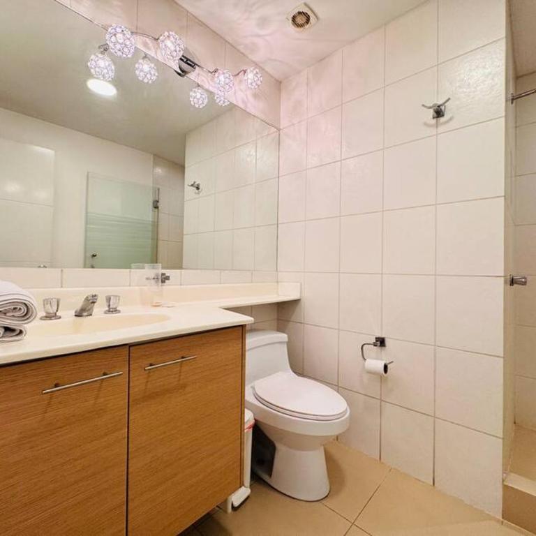 Departamento amplio para familias, de lujo 3 habitaciones, 4 baños, 6 camas, 10 personas, wifi, 2 parqueaderos Republica de El Salvador Plaza Kendo - Apartamento de 3 dormitorios - 13