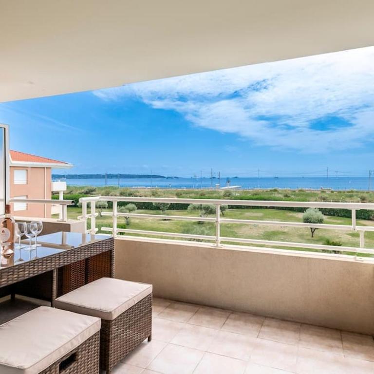 Modern Beachfront family apartment with pool - Appartement 2 Chambres - 17