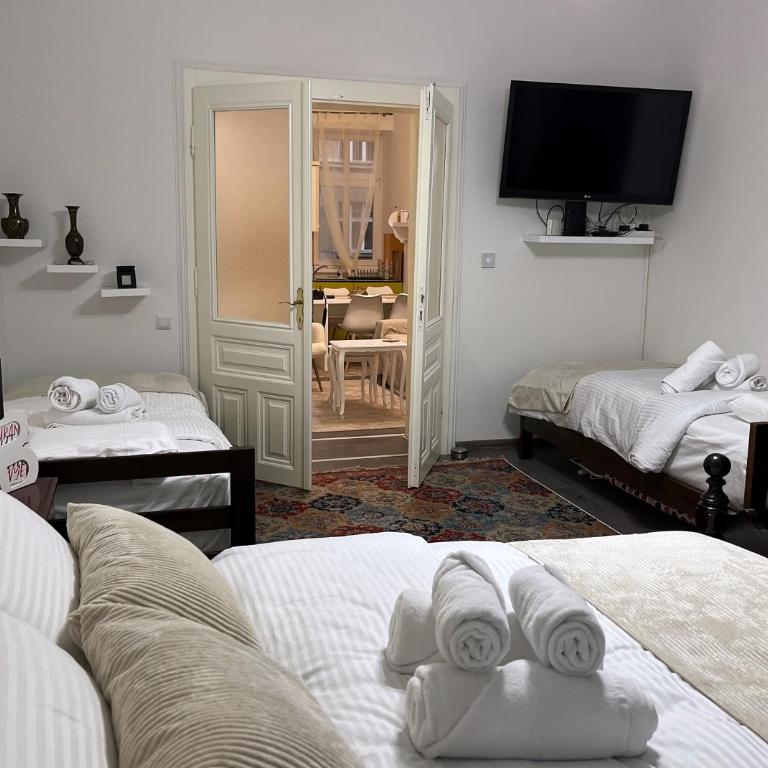 Main Street Retreat Apartment with Free Parking - Two-Bedroom Apartment - 12