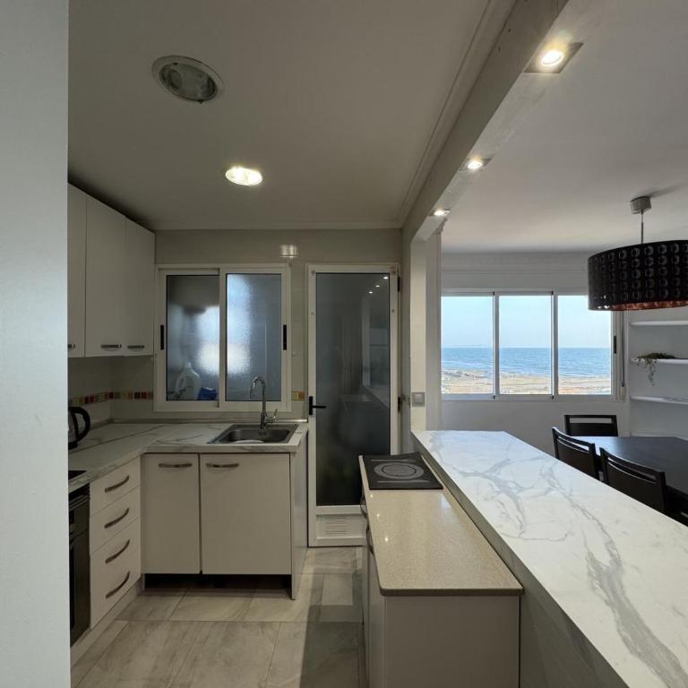 Formidable seaview - Three-Bedroom Apartment - 18