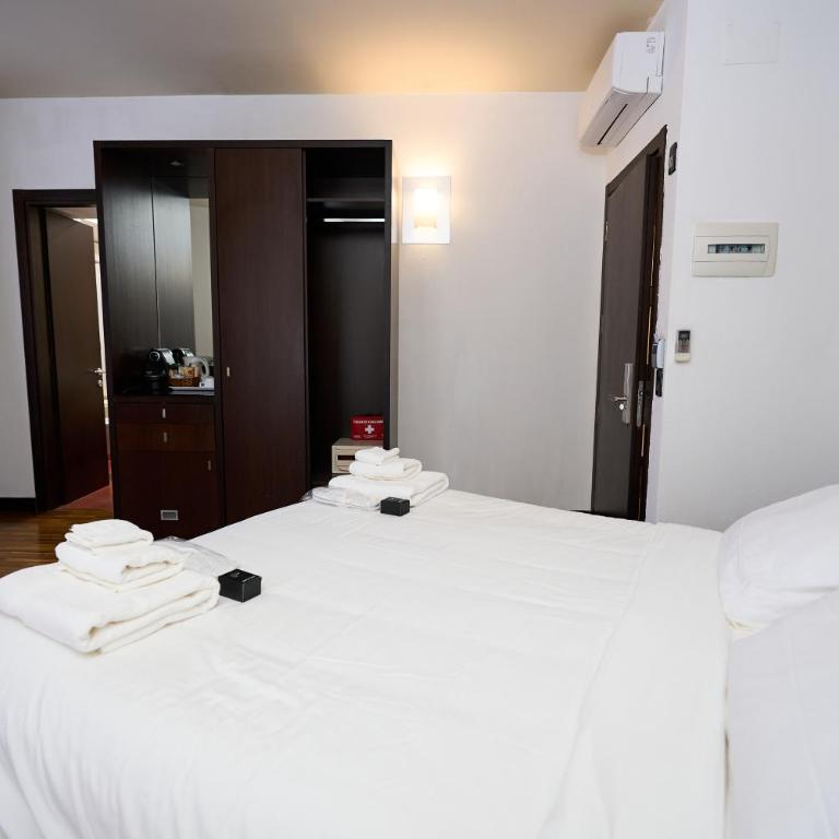 Gemini Rooms - Camera King Deluxe - 13