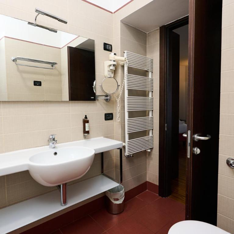 Gemini Rooms - Camera King Deluxe - 2