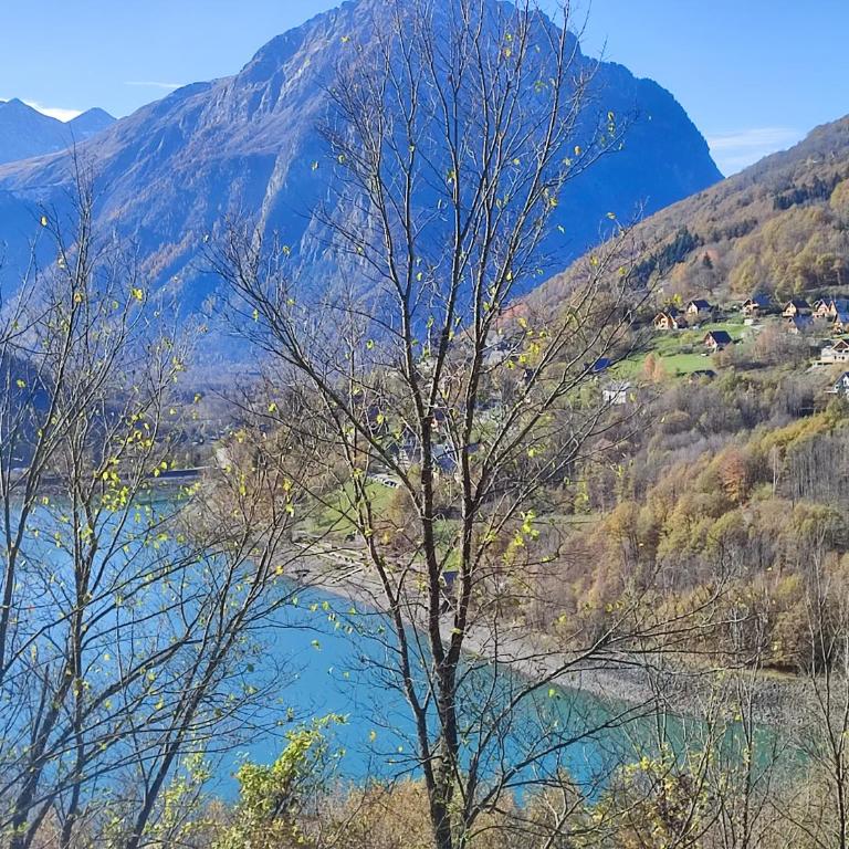 Le Bois Cosy appartement 4 étoiles 6 personnes, ACCES SKI ALPE D'HUEZ GRAND DOMAINE A 3 K M - Appartement 2 Chambres - Vue sur Lac - 17