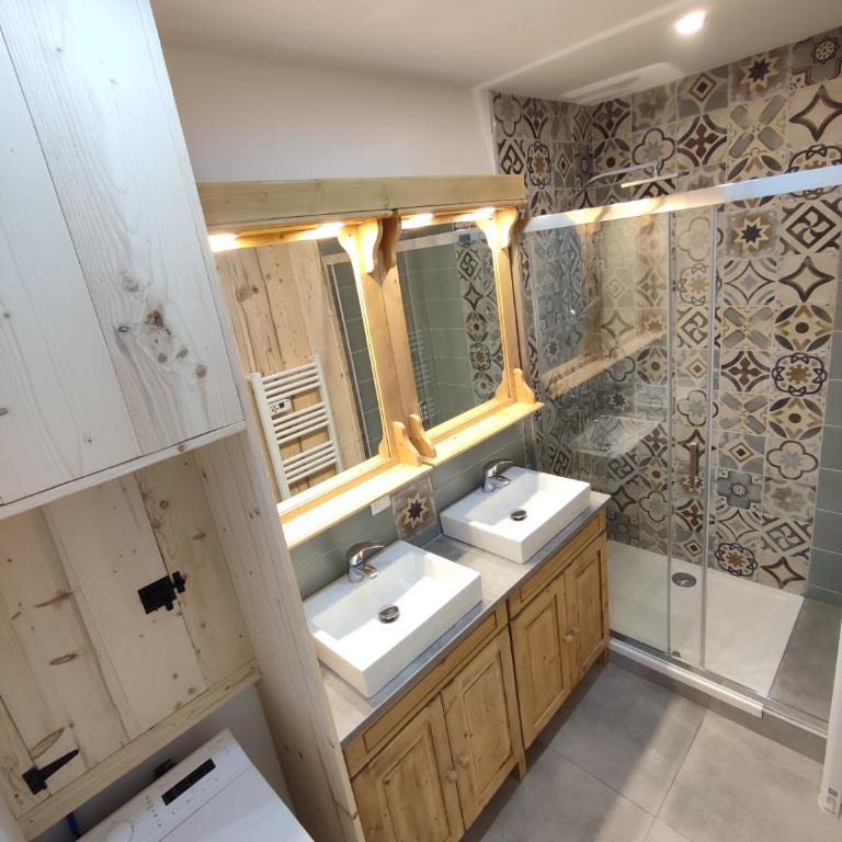 Le Bois Cosy appartement 4 étoiles 6 personnes, ACCES SKI ALPE D'HUEZ GRAND DOMAINE A 3 K M - Appartement 2 Chambres - Vue sur Lac - 52