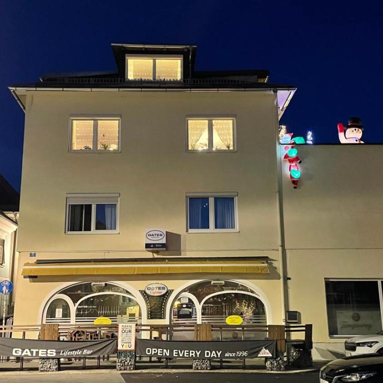 Feine 2-Zimmer Dachgeschoßwohnung - Apartment mit Balkon - 13