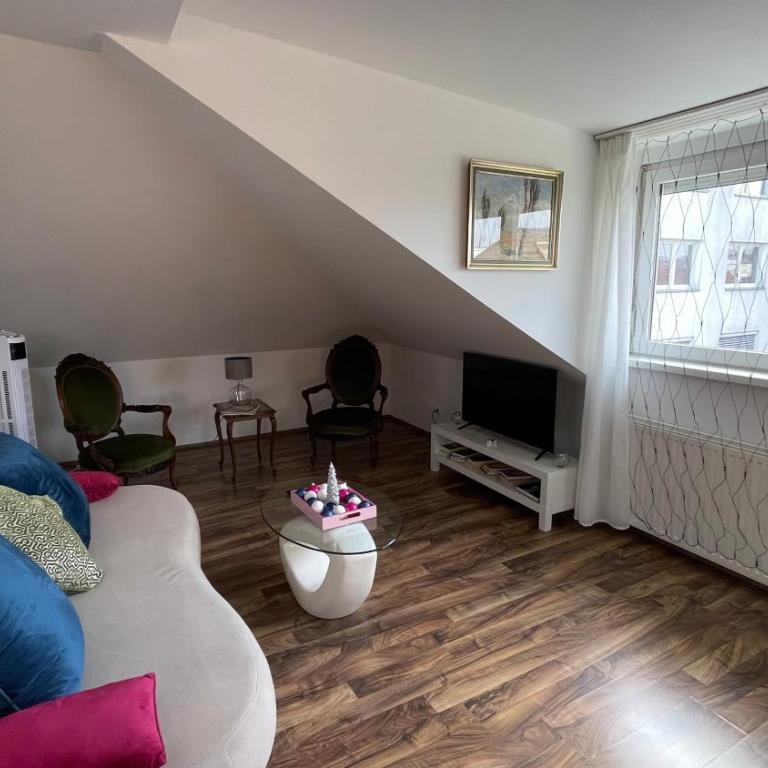 Feine 2-Zimmer Dachgeschoßwohnung - Apartment mit Balkon - 7
