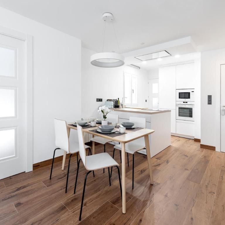 - Góngora Comfort Luxury Suites - - Two-Bedroom Apartment with Balcony - 5