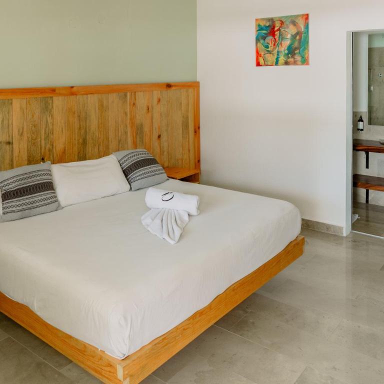 Bungalows Zicatela - Habitación con cama extragrande y vistas a la piscina - 6