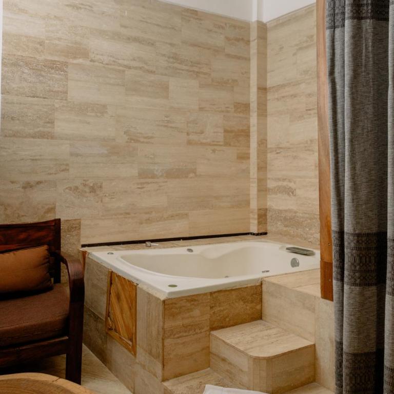 Bungalows Zicatela - Habitación con cama extragrande y bañera de hidromasaje - 1