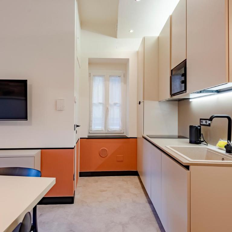 JOIVY Bright 2BR flat, moments from the beach - Two-Bedroom Apartment - 10