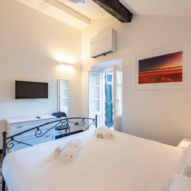 JOIVY Bright 2BR flat, moments from the beach - Two-Bedroom Apartment - 19