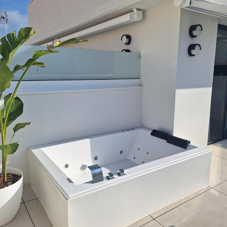 Alenti Sitges Hotel - Ático Deluxe con bañera de hidromasaje - 10