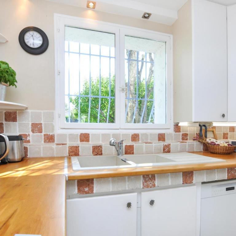 Lovely Home In Fréjus - Casa Vacanze con 4 Camere da Letto - 9