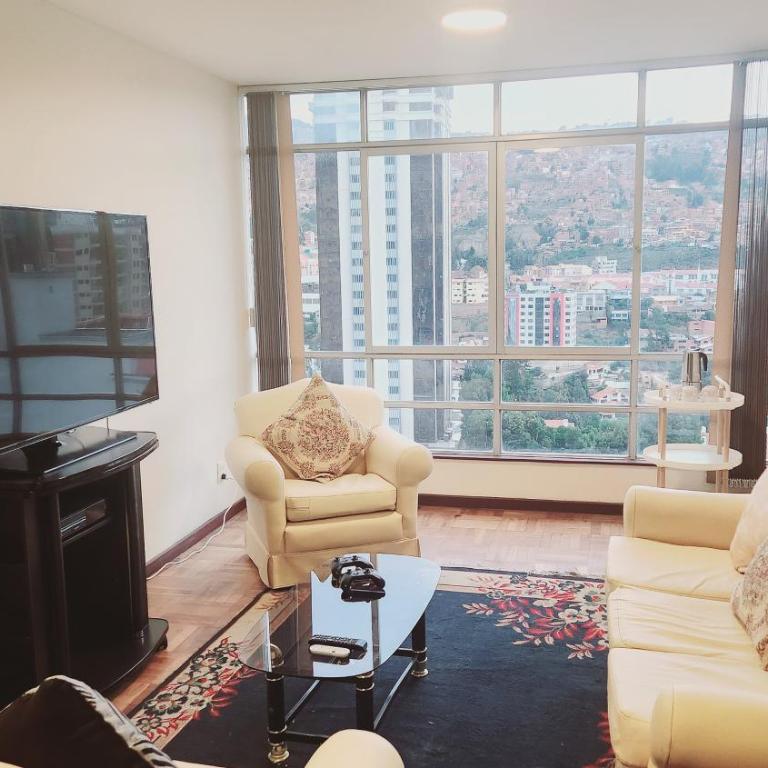 Comodo amplio con lindas vistas sector embajadas piso alto - Three-Bedroom Apartment - 3