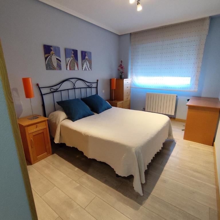 apartamento de tres dormitorios con garaje y todos los servicios cerca - Apartamento - 3