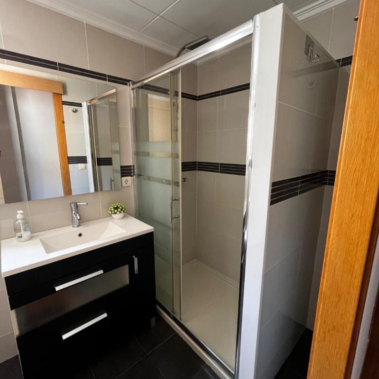 Piso a 3 minutos de la playa!! 6 personas - Three-Bedroom Apartment - 26