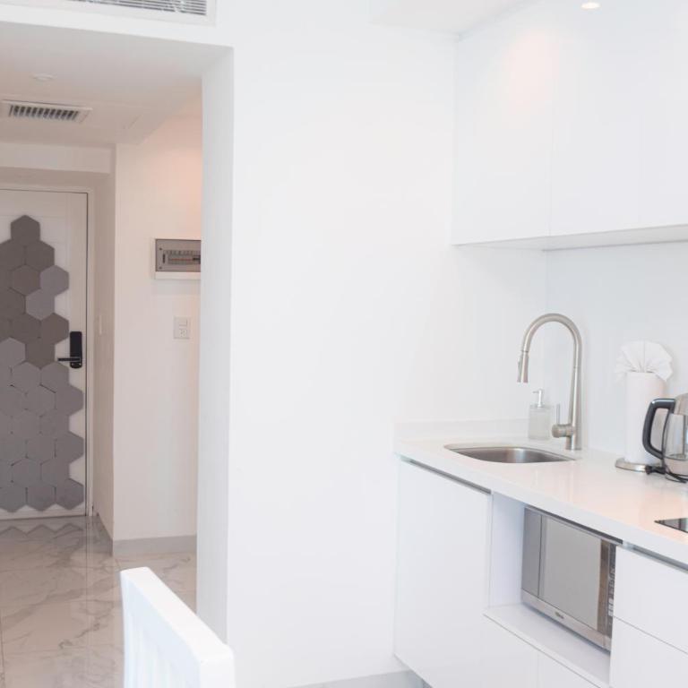 Exclusive studio on the beach, minimalist, gym, pool, jacuzzi, balcony - One-Bedroom Apartment - 21