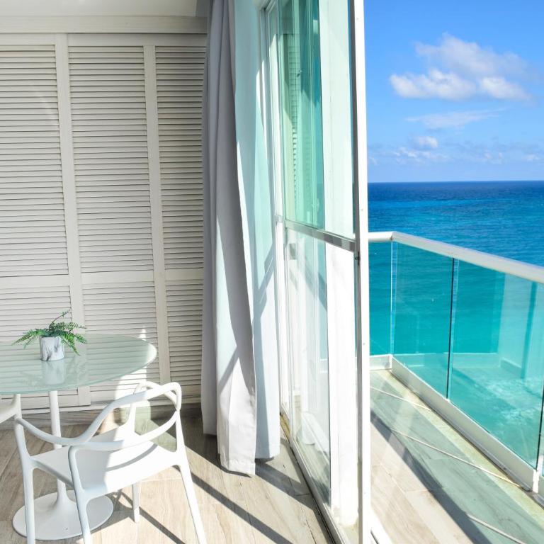 Beachfront Studio Balcony Pool & Gym - One-Bedroom Apartment - 16