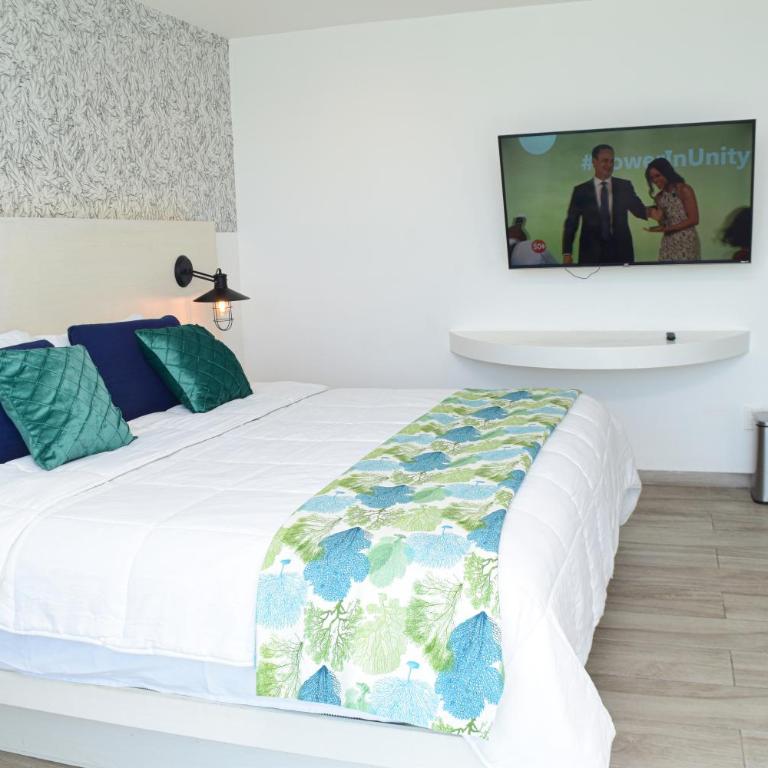Beachfront Studio Balcony Pool & Gym - One-Bedroom Apartment - 13