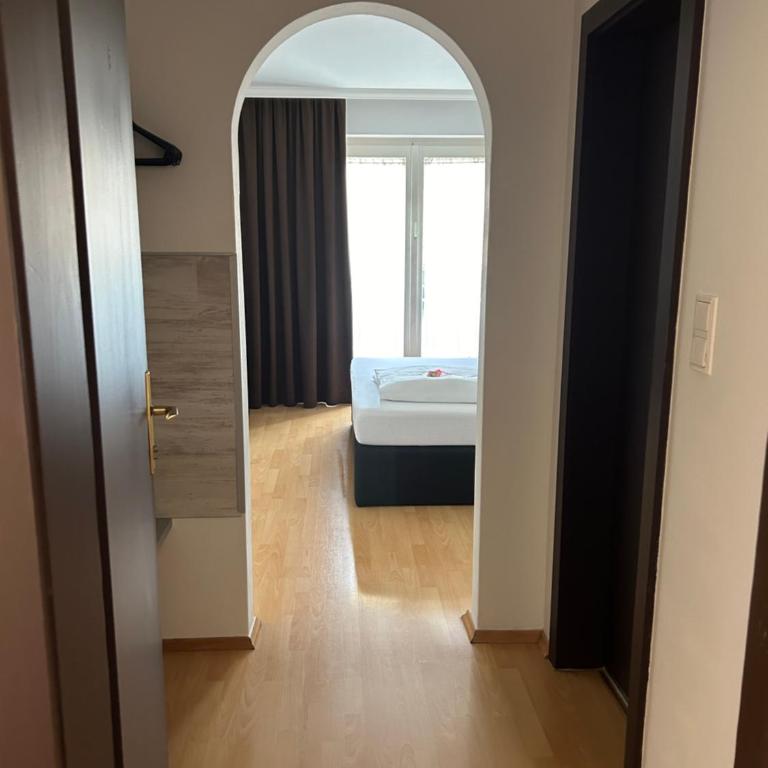 Hotel Berg - Doppelzimmer mit Balkon - 4