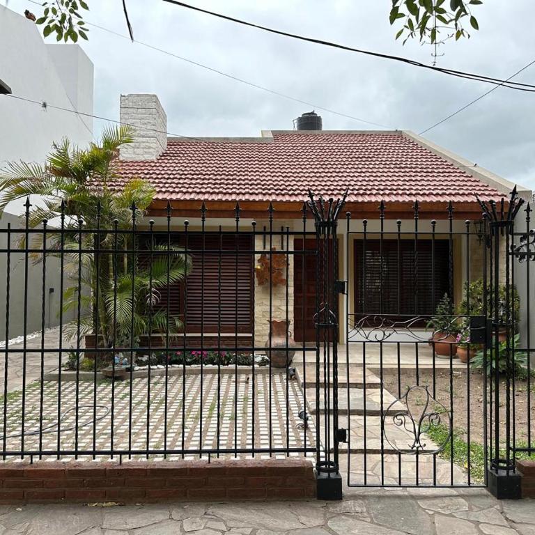 Alojamiento temporario Chela cochera propia incluida - Two-Bedroom Apartment - 4