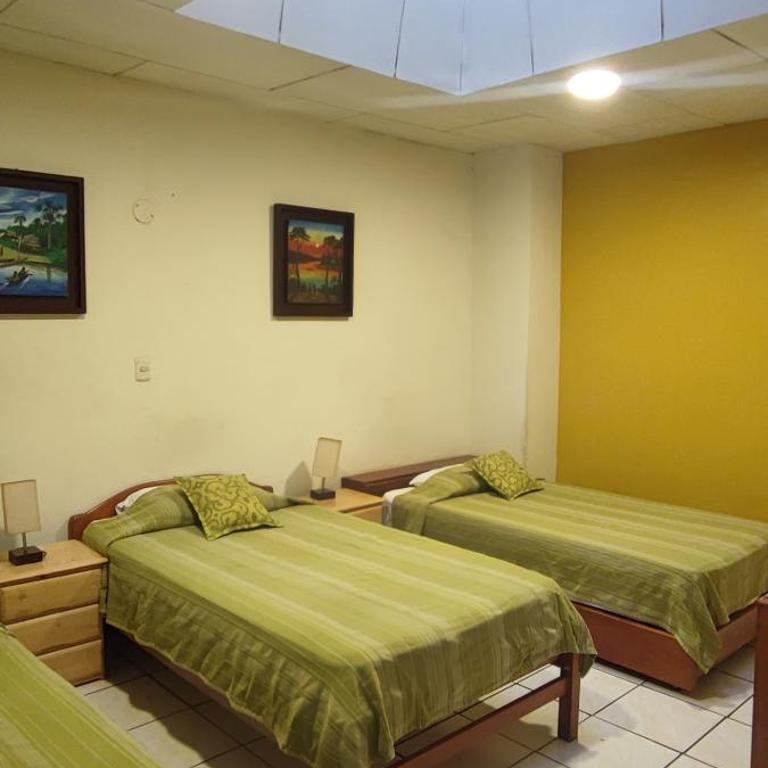 Flying Dog Hostel Iquitos - Triple Room with Shared Bathroom - 5