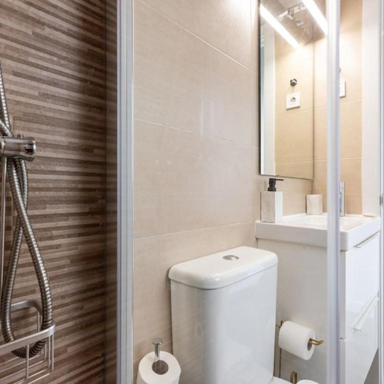 AR Lavapiés céntrico apartamento con patio - One-Bedroom Apartment - 19