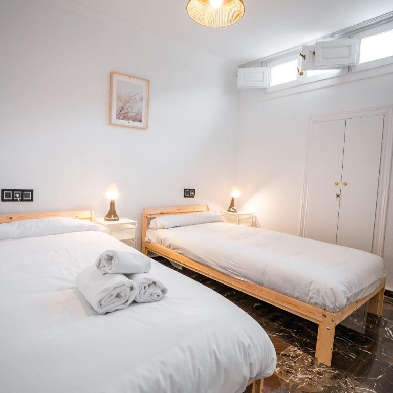 - Apartamento en pleno Centro - QH Ayuntamiento Granada - Two-Bedroom Standard Apartment - 2