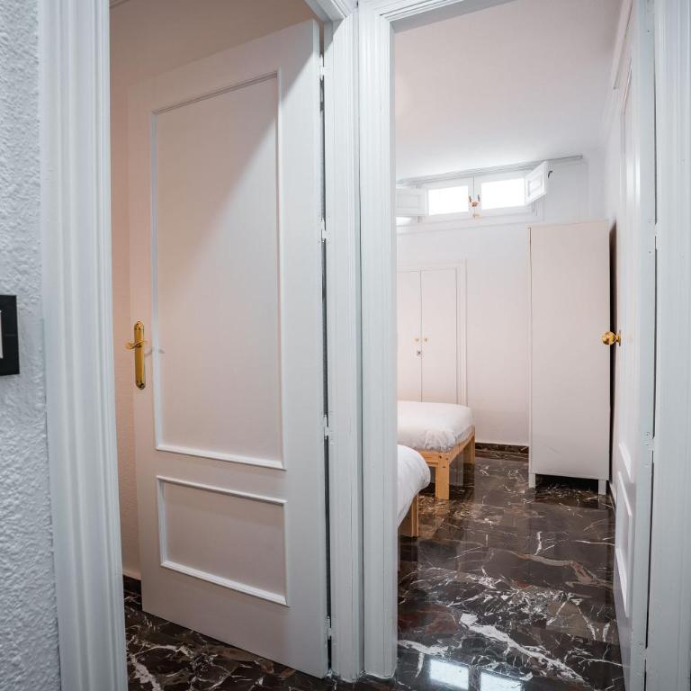 - Apartamento en pleno Centro - QH Ayuntamiento Granada - Two-Bedroom Standard Apartment - 5