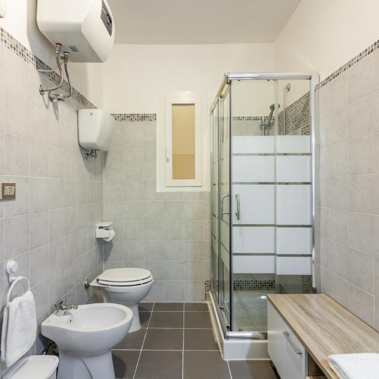 Alghero Centro Storico, Stanza con Wi-fi e Aria Condizionata - Camera Matrimoniale con Bagno Privato - 2