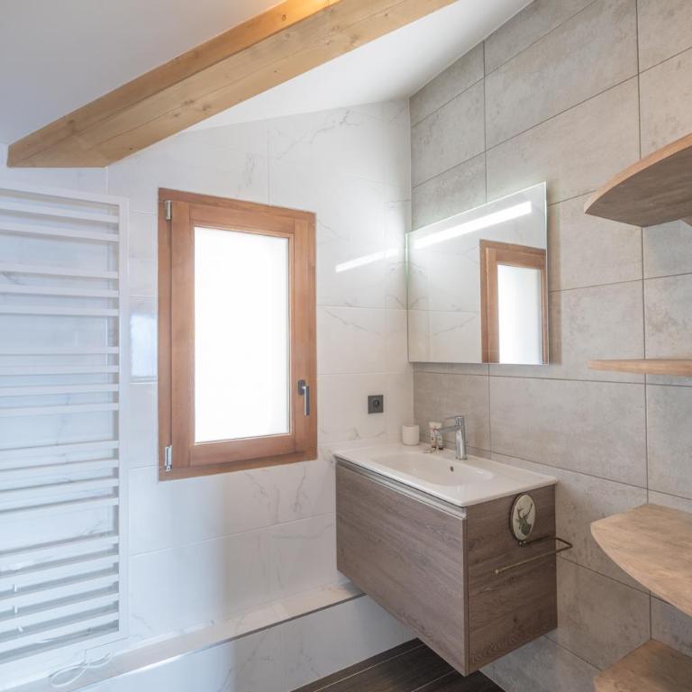 Alpe d'Huez Houses - Chez Emma - Fermes de l'Alpe - du cachet dans le vieil Alpe - Appartement 2 Chambres Deluxe avec Balcon - 7